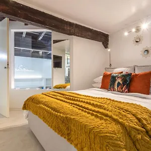 https://lucrezia-luxury-apartment-close-to-piazza-navona.it-romehotels.com